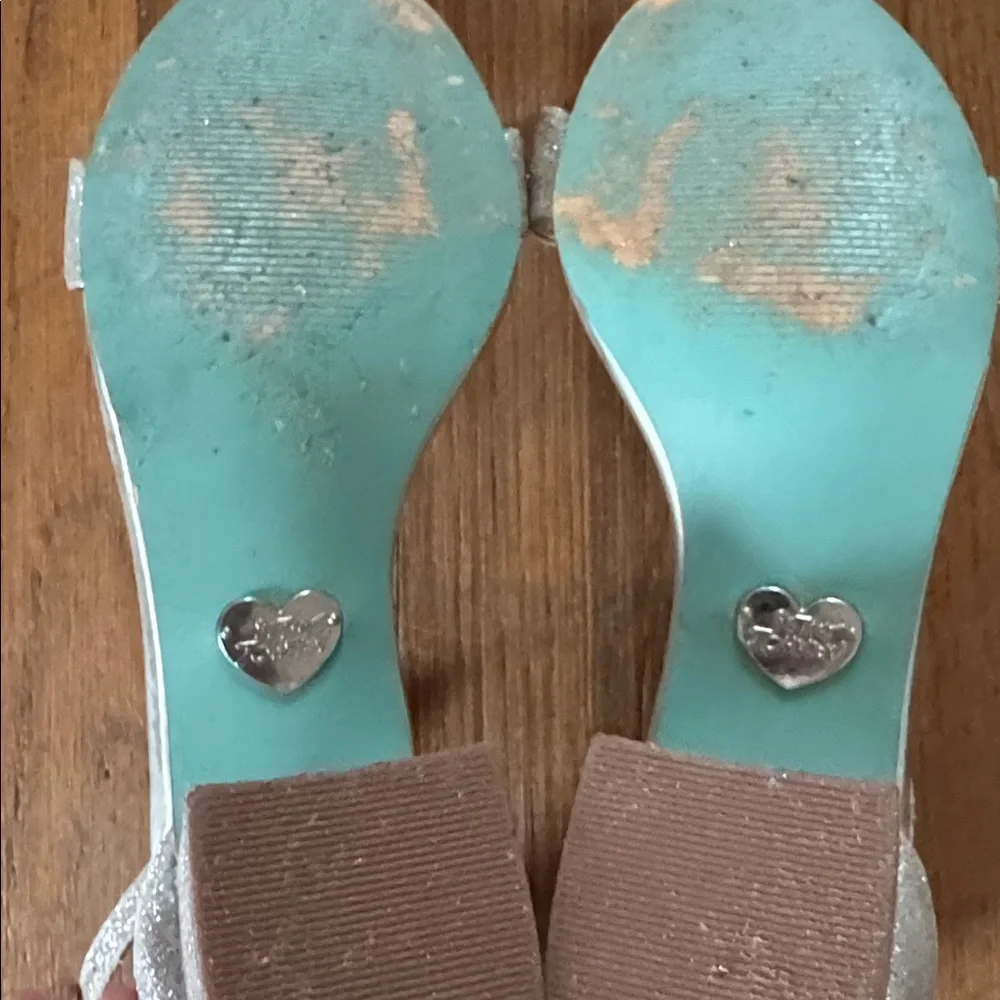 👡Betsey Johnson Miri silver glitter sandals with block heel. Size 8.
